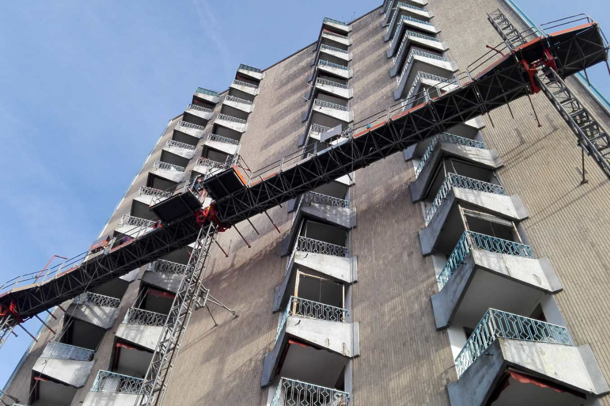 Consolidamento rivestimento in klinker di un palazzo alto 50 metri